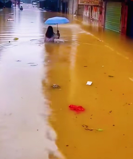 台风沙德尔登陆福建漳州，当地出现严重水浸。 抖音