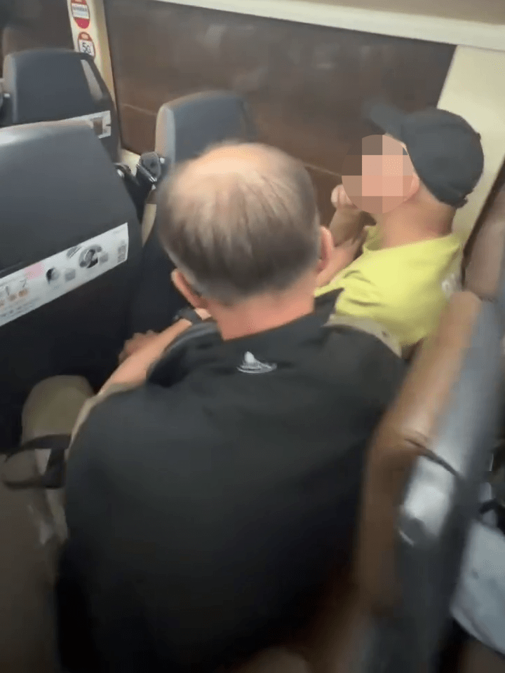 最終在全車鄙視目光下,兩人擾攘一番後自知理虧,乖乖收聲。 最終在全車鄙視目光下,兩人擾攘一番後自知理虧,乖乖收聲。