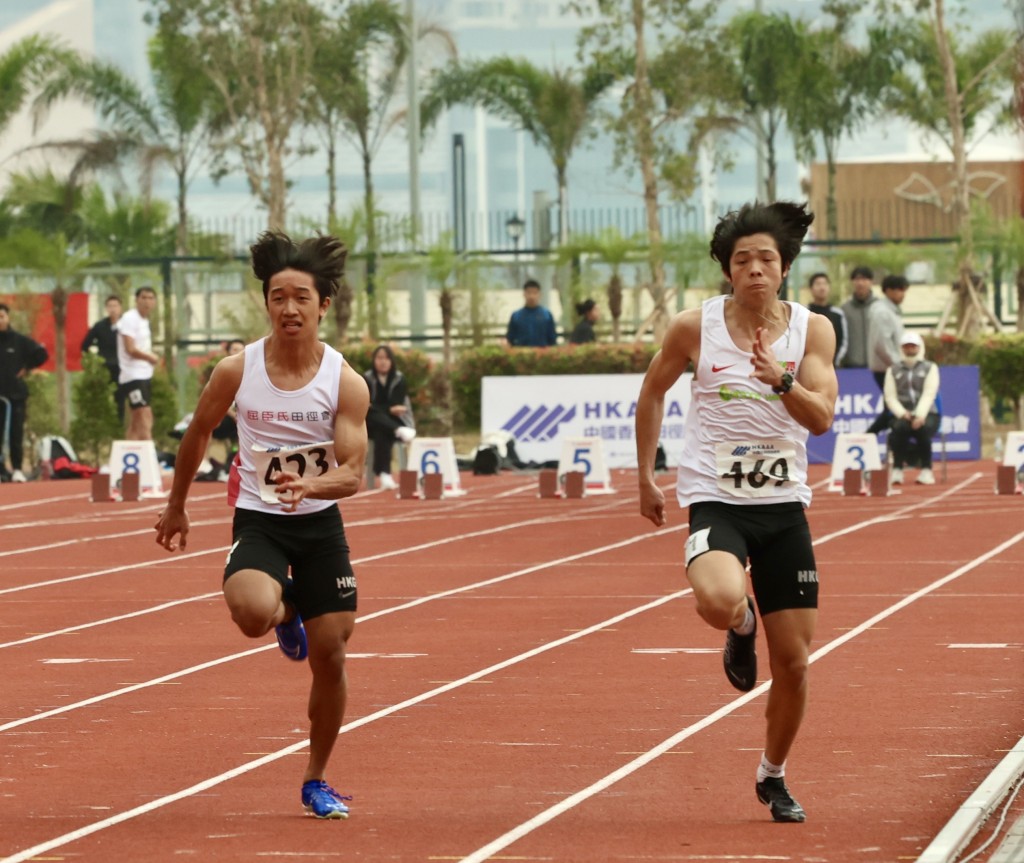 两位中学生陈一乐(左)及郭俊廷(右) 在男子100米决赛对碰.