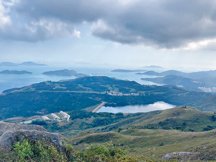 沿着老虎頭路綫走，可賞到愉景灣水塘一帶美景。