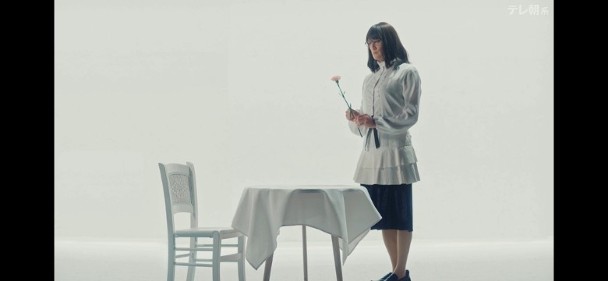 松岡昌宏以「三田園」的造型走進白色的房間，並於劇中美穗使用過的餐桌上，放下一朵粉紅色康乃馨。