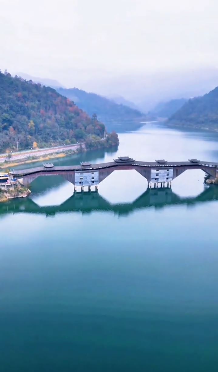 福慶橋曾是全國最長木廊橋，7月31日突然斷裂導致1人死亡。抖音