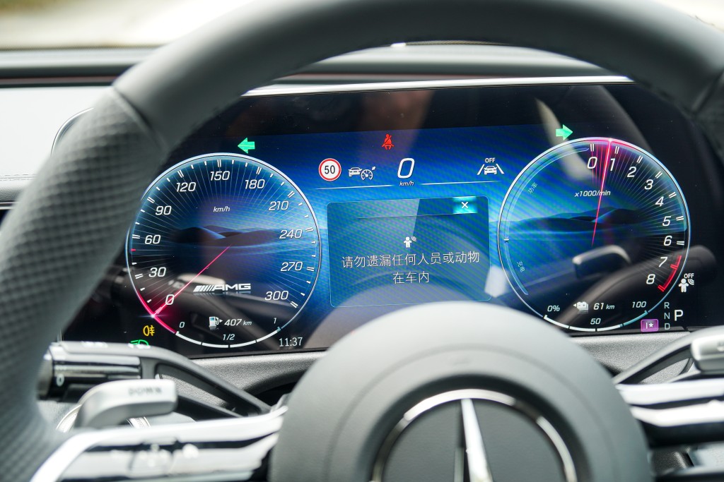充電混能平治Mercedes-AMG E 53 HYBRID 4MATIC+本地試駕:豐富設備還有數碼儀錶板與觸控中央屏幕、全景式天窗、轉色氣氛燈、前後USB插座、360泊車鏡頭和Burmester 4D環繞音響系統等。