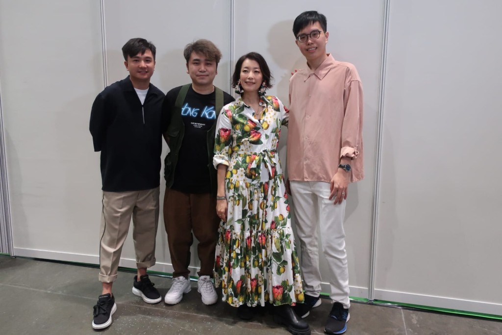 張新悅與FreshLife一齊炮製歌曲《簡簡單單原來很快樂》,但主音不在場。