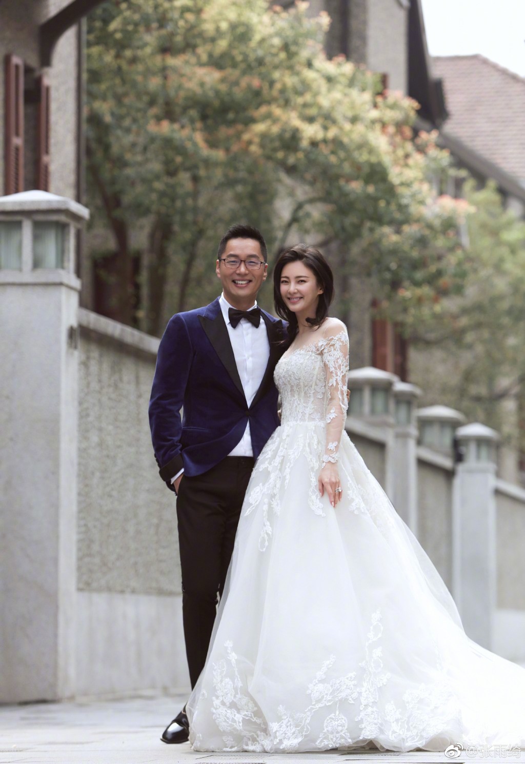 袁巴元與張雨綺拍拖約兩個月即結婚。