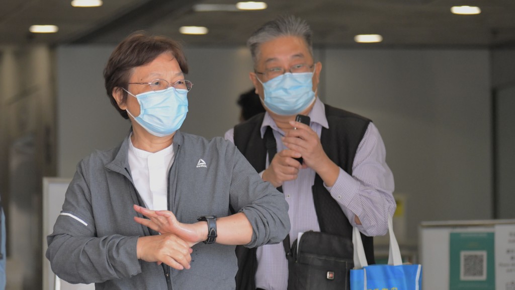 被告周好月(左)、被告黎信興(右)。