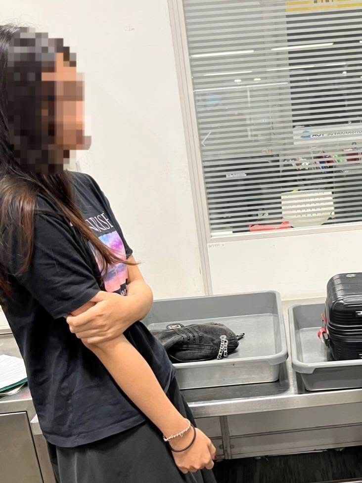 19歲台灣女子體態及步姿奇怪，圖帶30隻印度星龜離開泰國。 泰國國家公園、野生動植物保護部