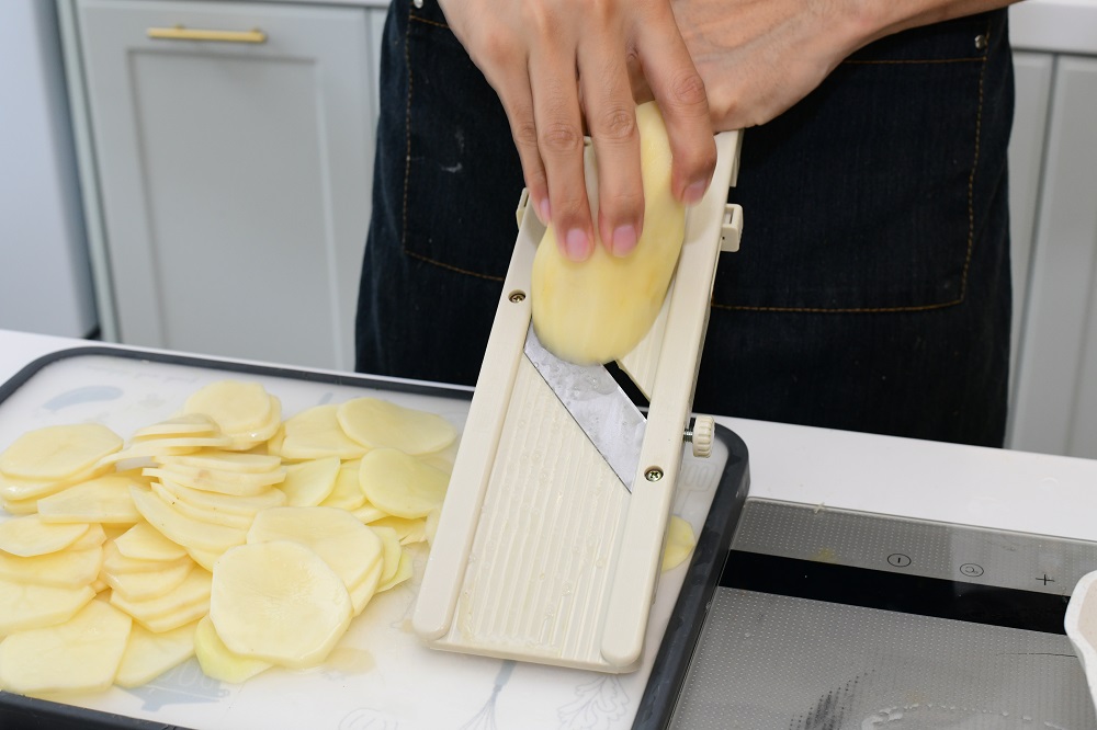 使用刨片器，可調校薯片的厚薄。