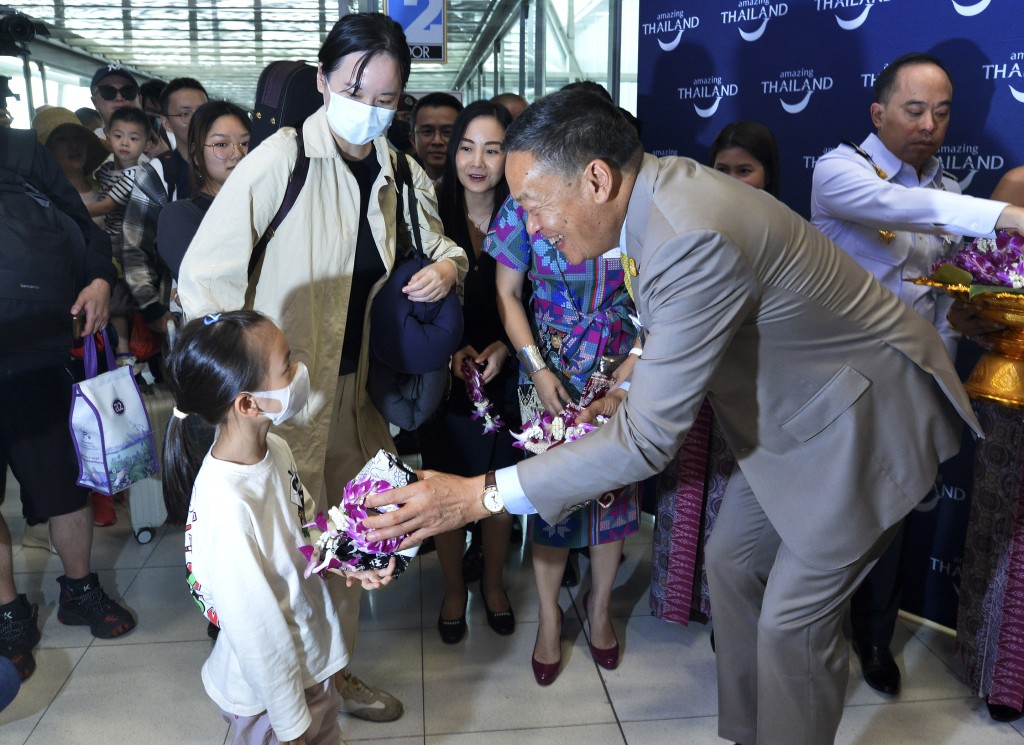 去年9月25日，泰國總理賽塔（中）在曼谷素萬那普國際機場迎接中國遊客。 新華社