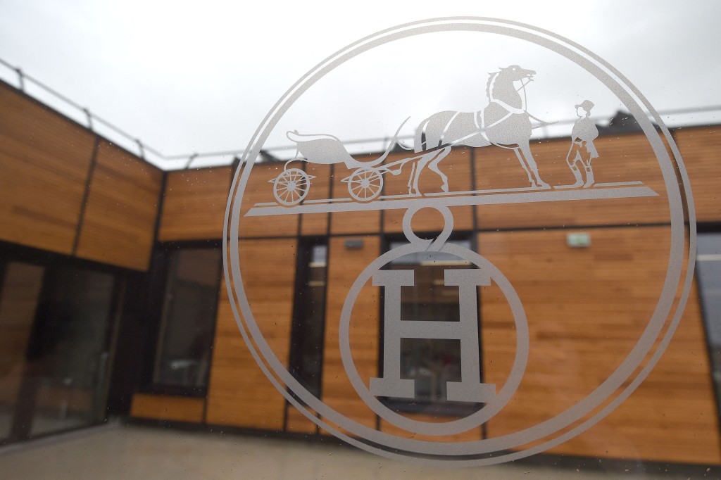 愛馬仕管理層指，中東豪客向來是歐洲旗艦店消費主力，戰爭導致巴黎與倫敦的店面客流大幅萎縮。 (法新社圖片)