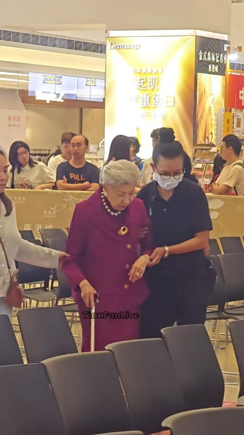 羅蘭下台後便撐拐杖,在多人攙扶下上座。 羅蘭下台後便撐拐杖,在多人攙扶下上座。
