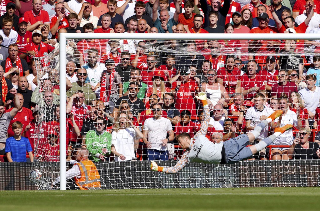 艾利诺禁区外快射远柱得手，利物浦2:0。 AP/网上图片