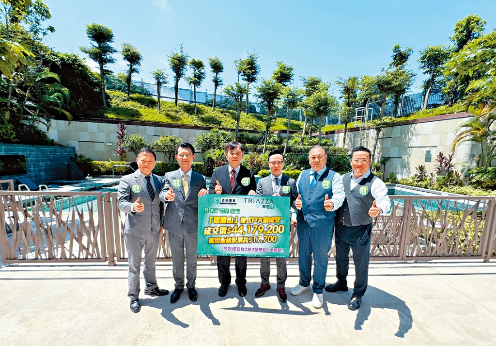 大埔道豪宅項目翠雅山複式戶，面積約2496方呎，前庭及花園面積共約517方呎。左三為大銀地產朱偉雄、左二為大生資本萬瑞麟、右三為港置文啟光。
