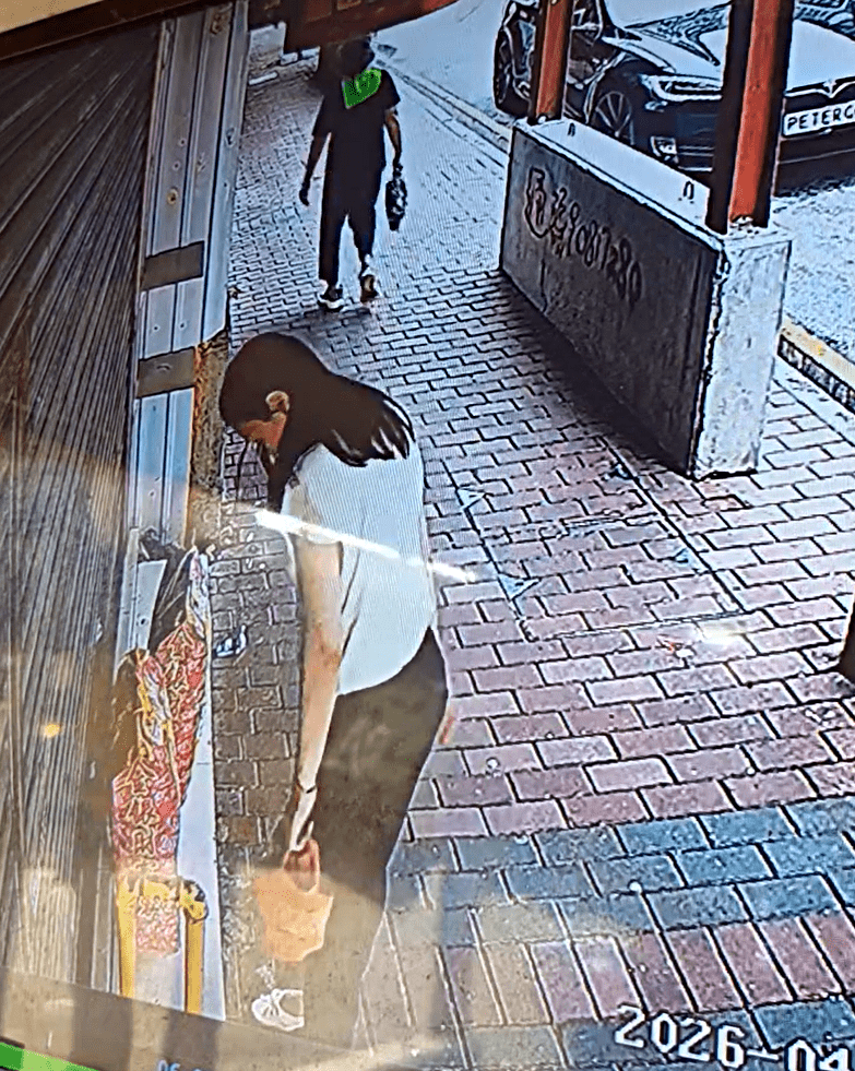 女子偷紙紮過程。fb： Cary Chan