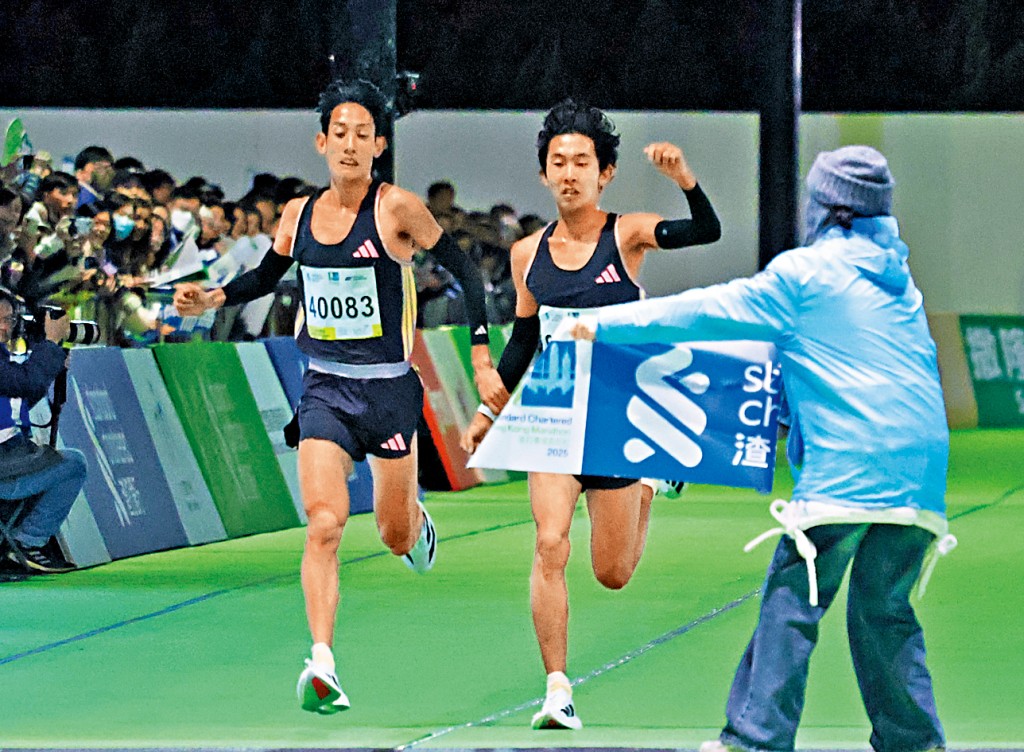 渣馬爆出調亂號碼布出賽事件，涉事的內地選手徐國歌（左）與另一名內地選手，拖手衝過終點。
