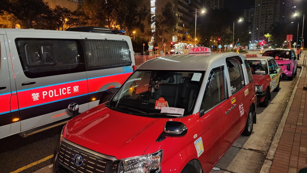 港鐵站外有3輛的士被警員抄牌。黎志偉攝