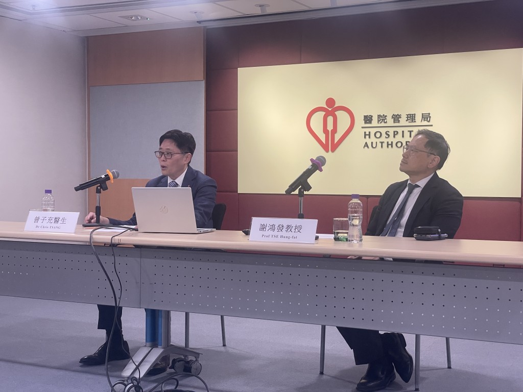 醫管局總行政經理（綜合臨床服務）曾子充（左）、第十五屆中國胸痛中心大會專家委員會主席謝鴻發（右）。