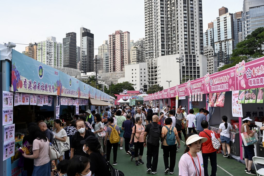 家乡市集嘉年华今年6月3日续在维园揭幕。图为去年举行情况。新华社