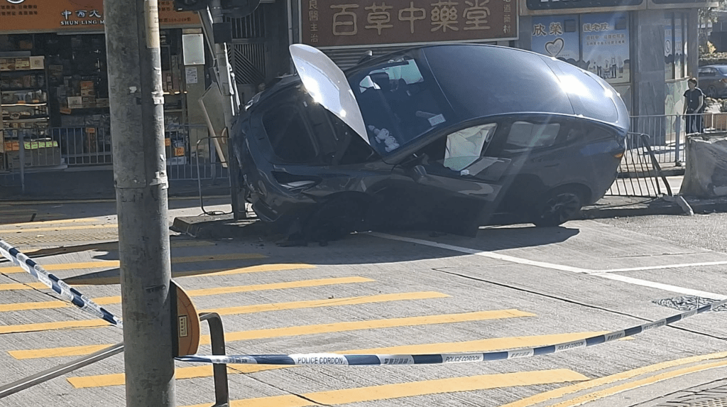 一辆Tesla电动私家车驶经牛头角道152至158号欣荣大厦对开时失事。fb@香港公共交通智库 一辆Tesla电动私家车驶经牛头角道152至158号欣荣大厦对开时失事。fb@香港公共交通智库