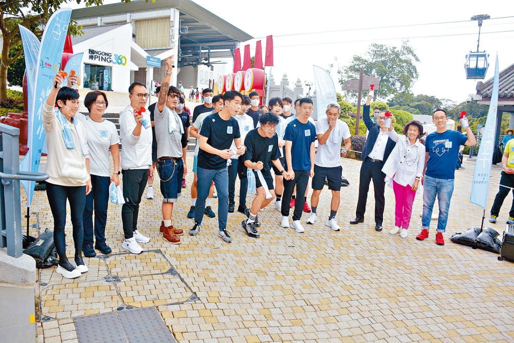 ■《妈妈的神奇小子》众演员与苏桦伟母子一起主持起步礼。