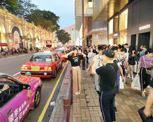 黃金周期間尖沙嘴各條街道人頭湧湧。