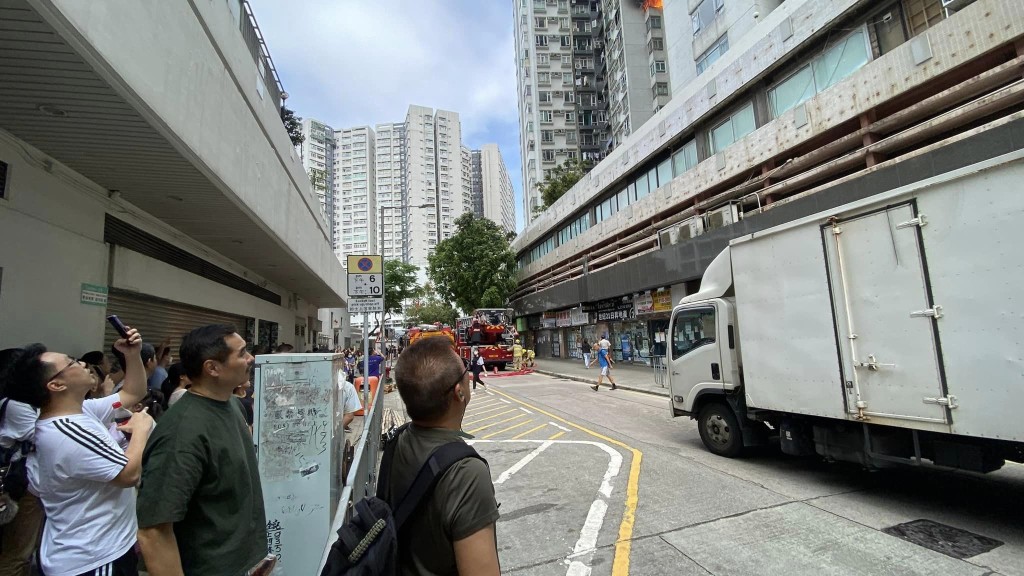 火警引起大批市民圍觀。fb：香港突發事故報料區