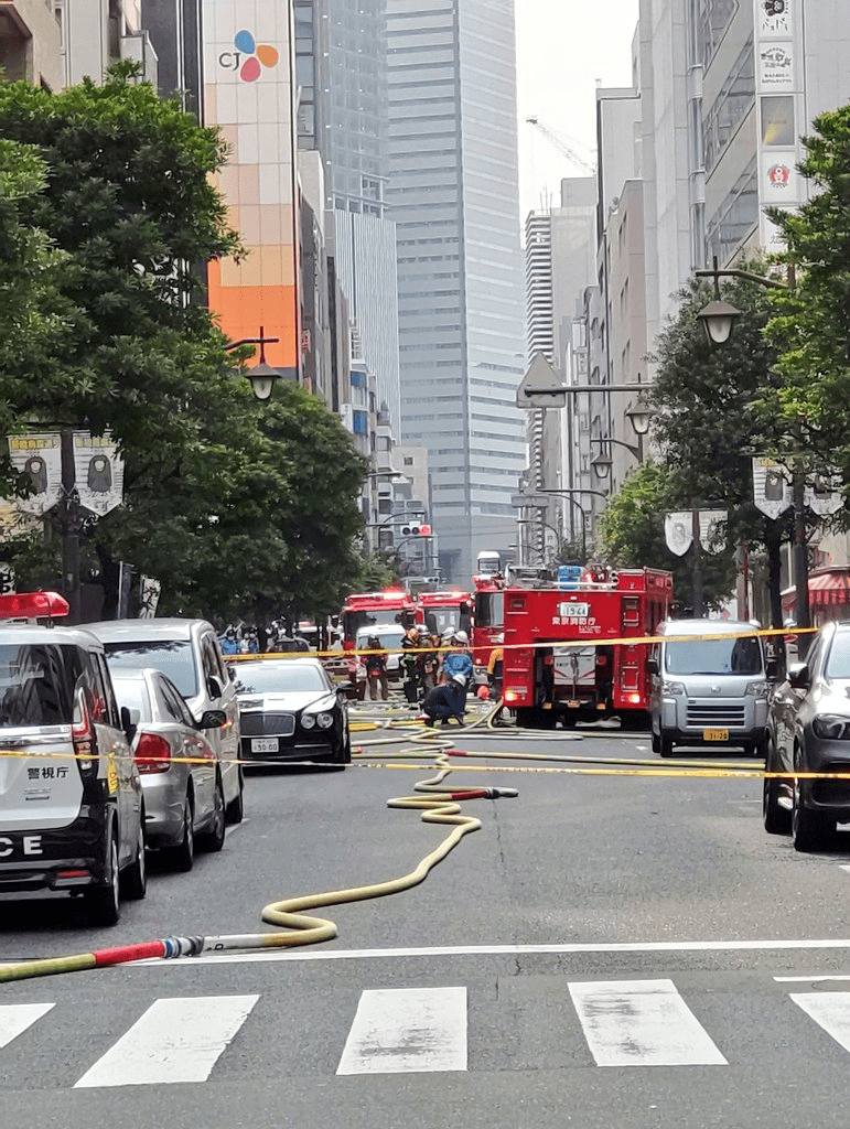 东京消防队赶到现场处置。twitter@4qluNEnM13IuwiZ