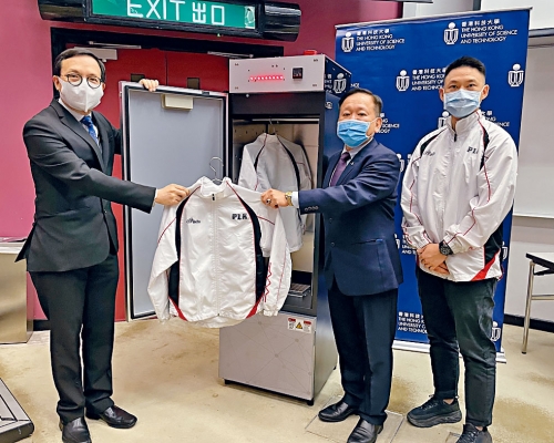 李世瑋（中）稱，用家只需簡單地把衣服放入櫃中，可在一分鐘內殺滅衣物上百分之九十九點九九的細菌及病毒。