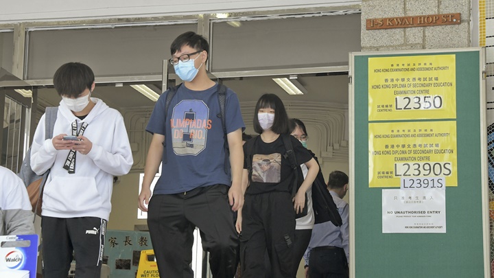 考評局與教育局研究為確診及須檢疫文憑試考生設立專用試場。資料圖片