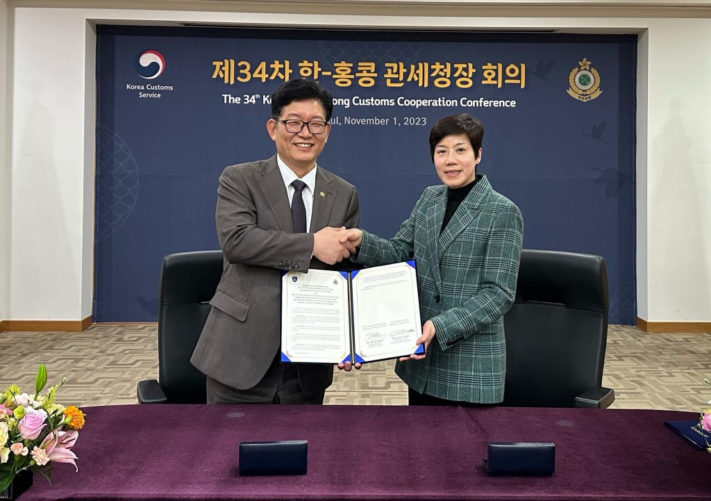 何佩珊与南韩关税厅厅长高光孝(左)交换合作及互助备忘录。政府新闻处图片