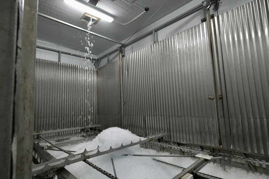廠房每日為本港各行業提供800噸冰。