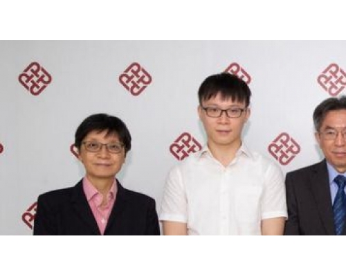 李斯穎(右二)指,疫情增加她對化驗工作的興趣及理解,故堅持報讀理大醫療化驗學學士學位課程。