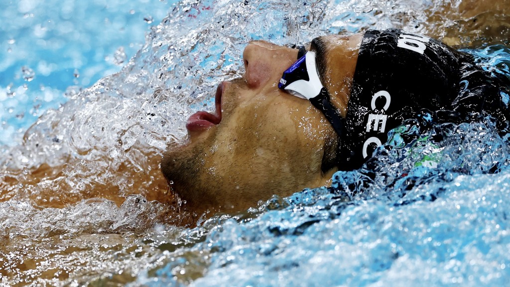 塞康（Thomas Ceccon）在男子200米背泳分組賽上全速前進。 路透社
