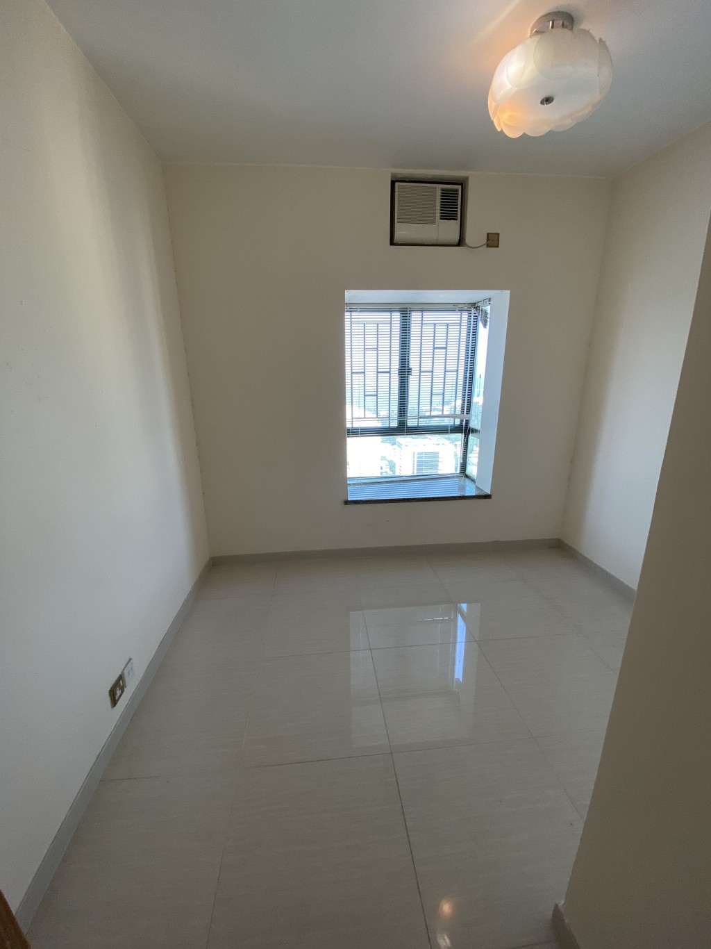 睡房開則四正,可選用現成寢具布置。