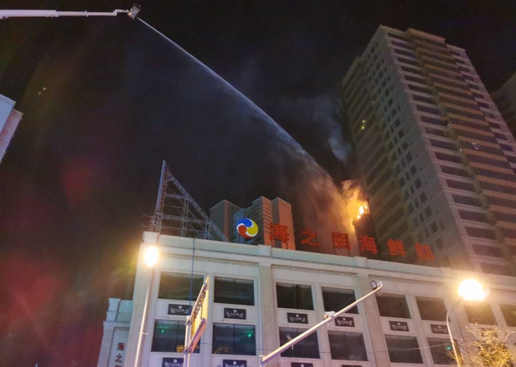 消防只能從外圍射水撲救。網上圖片