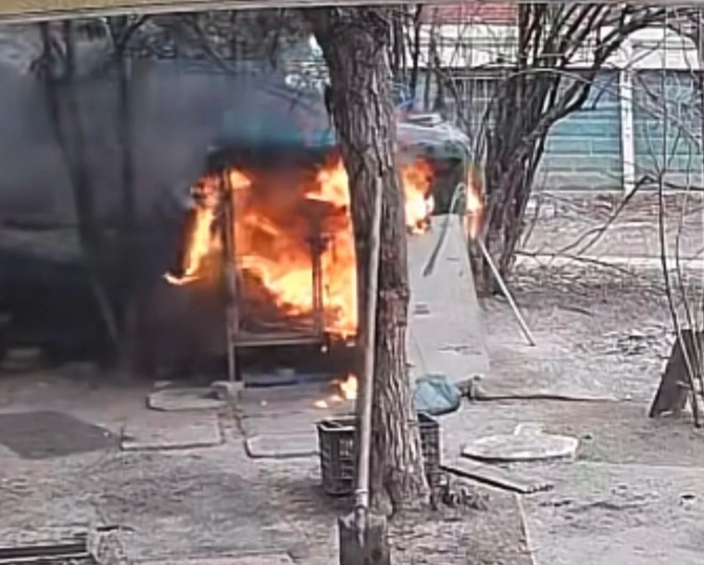 2名頑童放火燒死狗籠內的小旺。微博