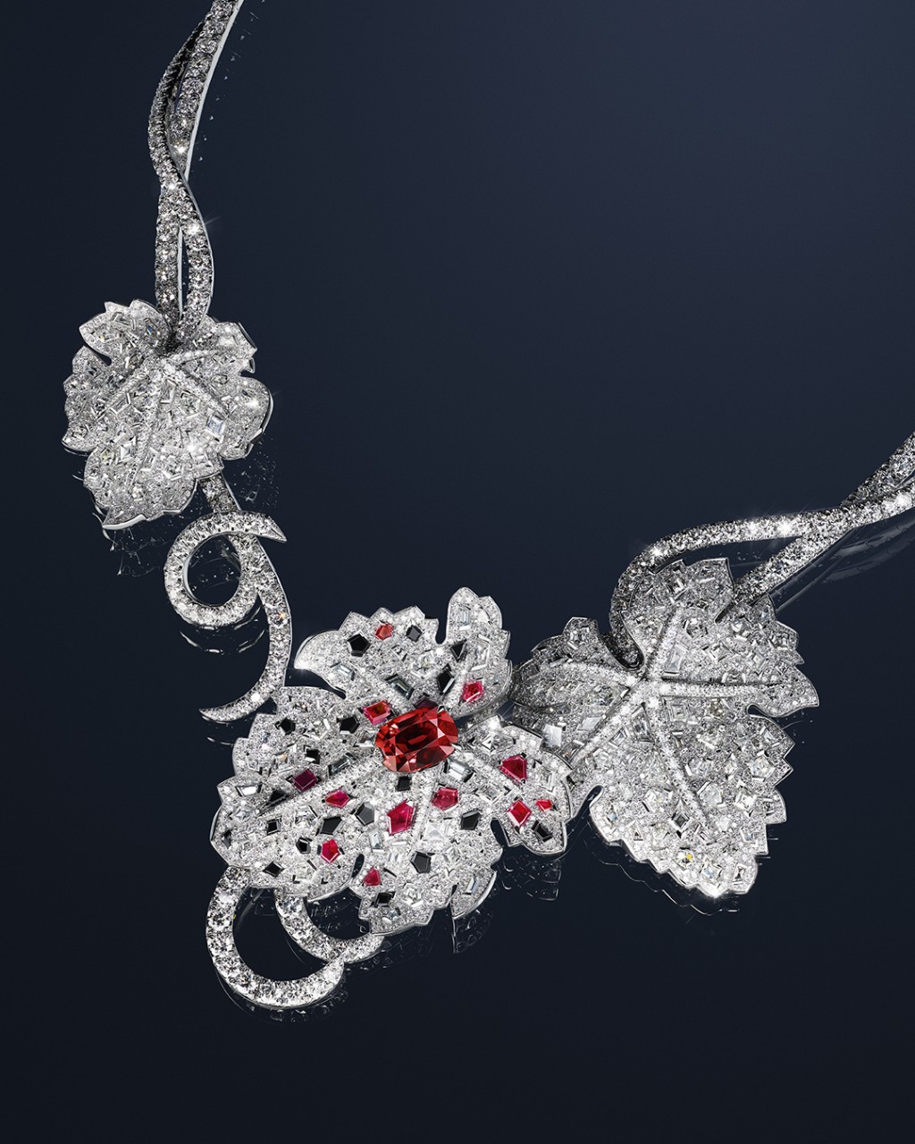 Chaumet Feuille de Vigne葡萄藤白金鑽石紅寶石項鏈，其白金卷鬚形態與葉子紋理的真實感，是此作品的出色之處。