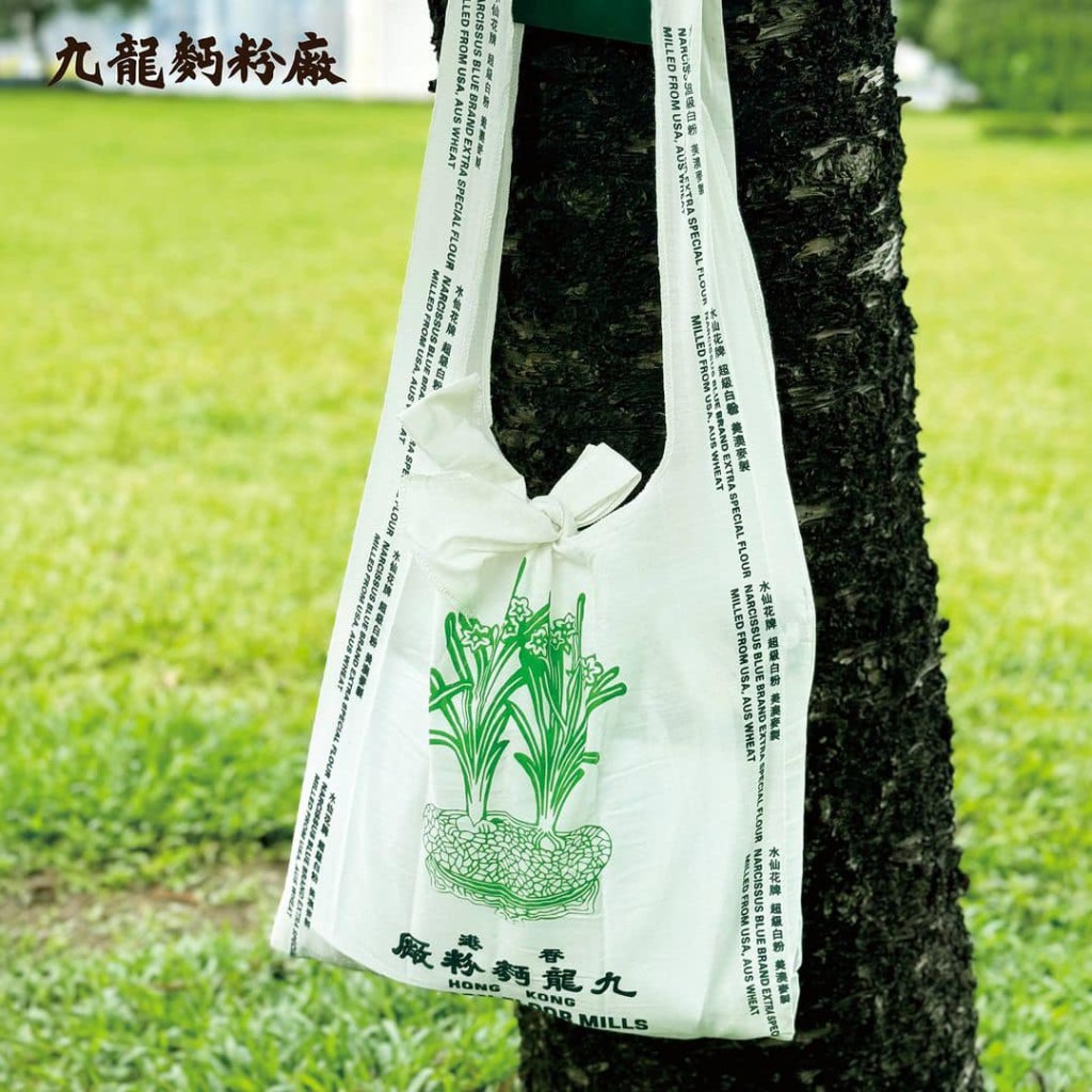 为纪念60周年，九龙面粉厂推出特别版蓝水仙面粉袋图样Tote Bag