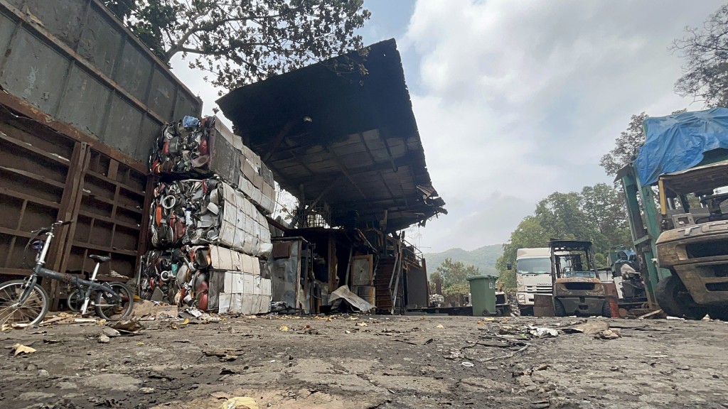 場內多樣雜物燒毀。楊偉亨攝 場內多樣雜物燒毀。楊偉亨攝