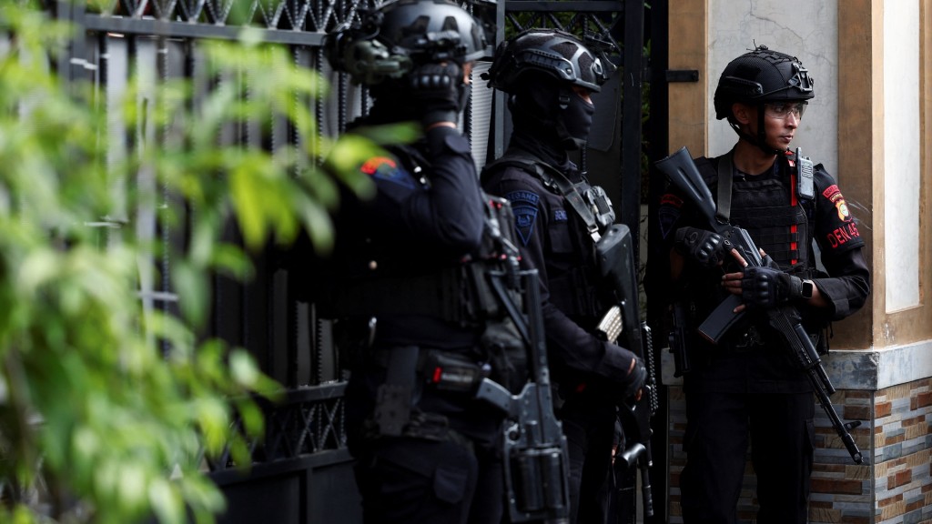 印尼特警部隊趕赴現場戒備。 路透社 印尼特警部隊趕赴現場戒備。 路透社