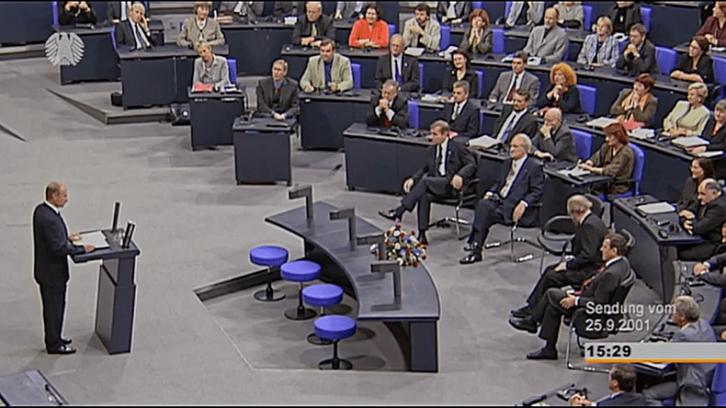 2001年,普京以俄羅斯總統在德國聯邦議院用德文發言,掌聲雷動。 Deutscher Bundestag@YouTube 2001年,普京以俄羅斯總統在德國聯邦議院用德文發言,掌聲雷動。 Deutscher Bundestag@YouTube
