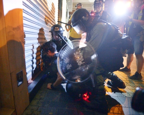 警方拘捕16人，涉嫌非法集結、藏有攻擊性武器、襲擊警務人員及妨礙警務人員執行職務。