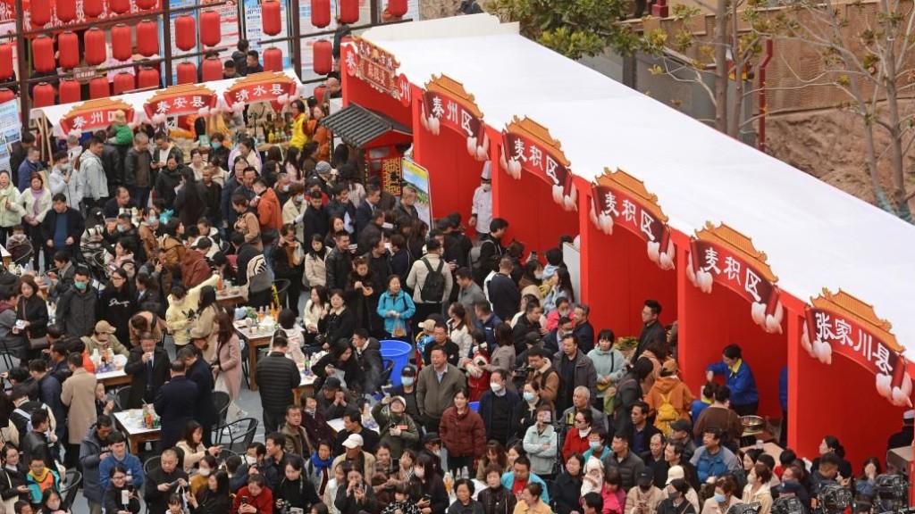 天水日涌逾7万省外游客，满街全天人龙店。