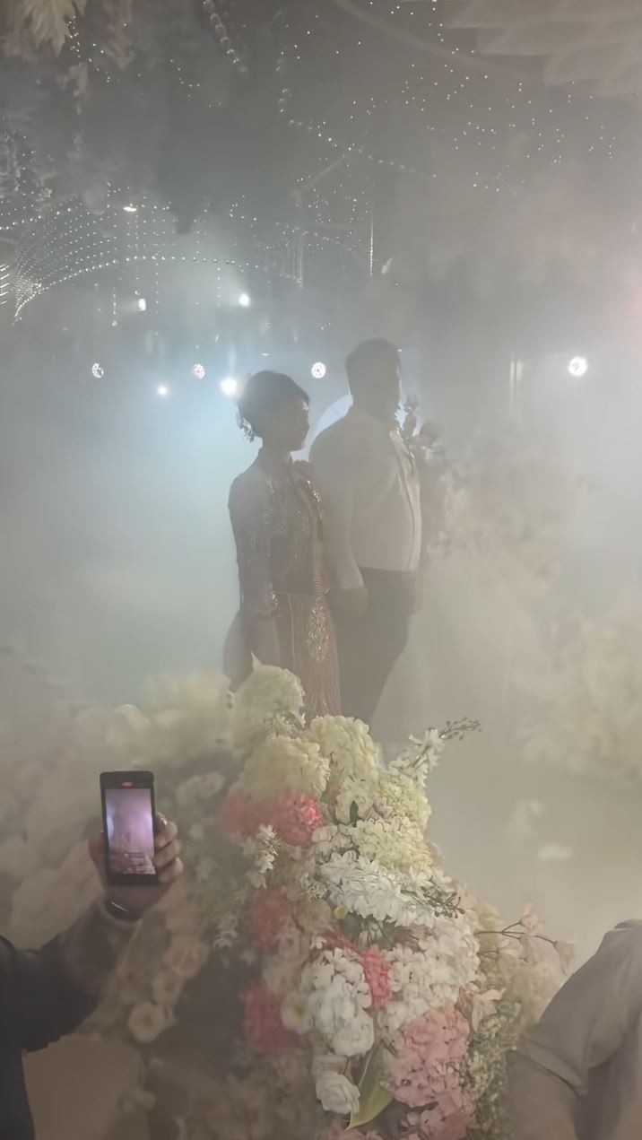 婚宴被浓烟充斥，新人及宾客起初以为是干冰效果。抖音