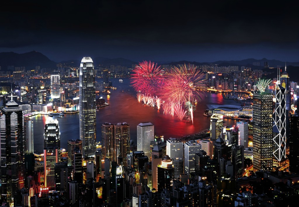 「香港跨年倒數」亦會在除夕夜壓軸登場，維港上空將再次綻放璀璨煙花，帶領市民及旅客與全球一同送舊迎新。旅發局
