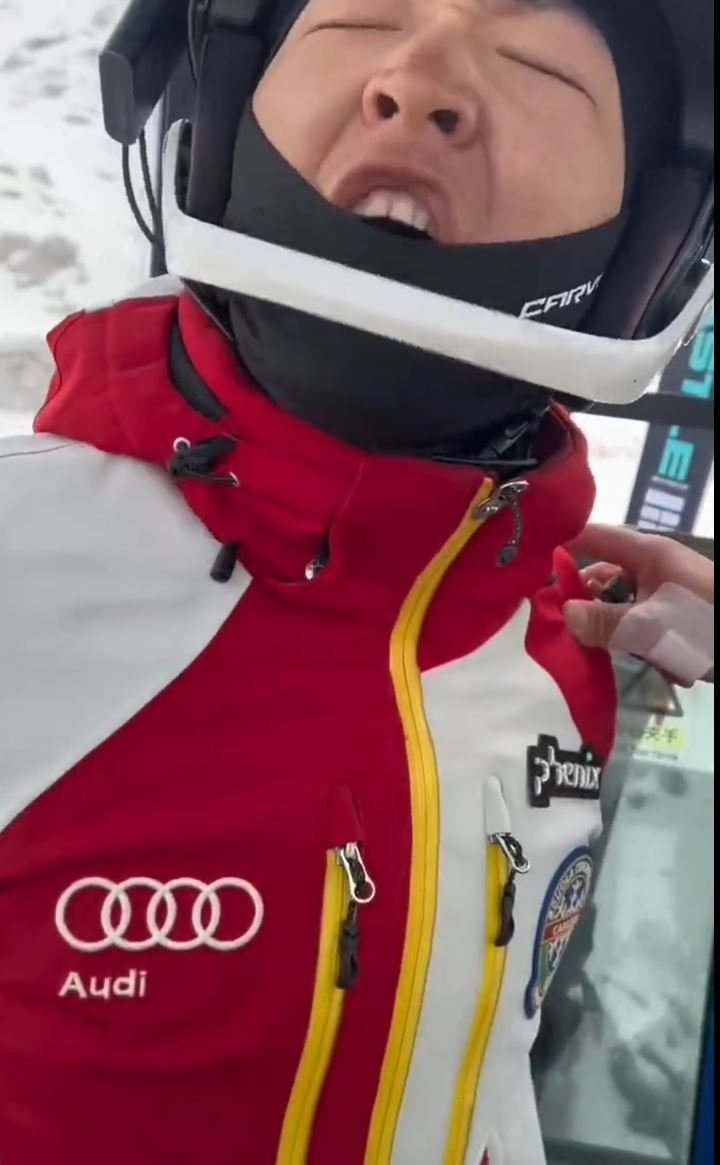 男滑雪客在缆车吸烟被制止后，情绪失控。微博