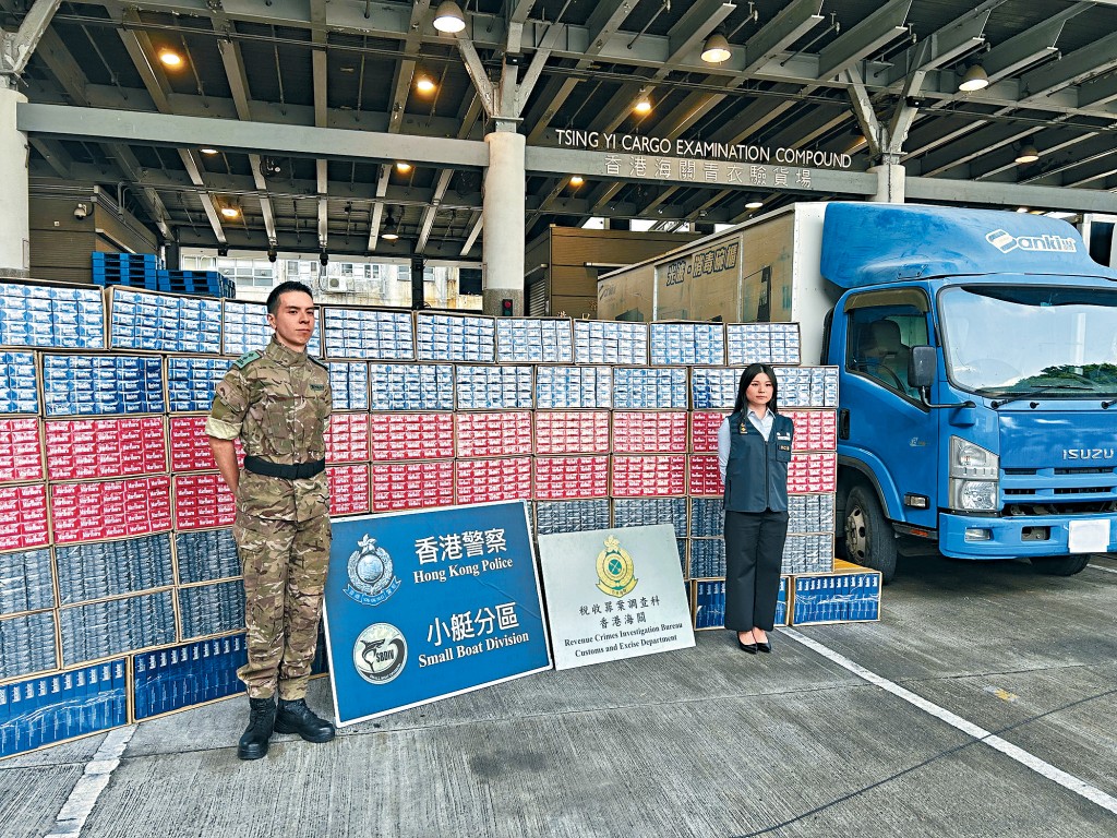 水警小艇分區總區特遣隊主管高級督察達芬拿尼（左）及海關稅收罪案調查科稅收調查第一組調查主任李嘉霖，講述行動成果。