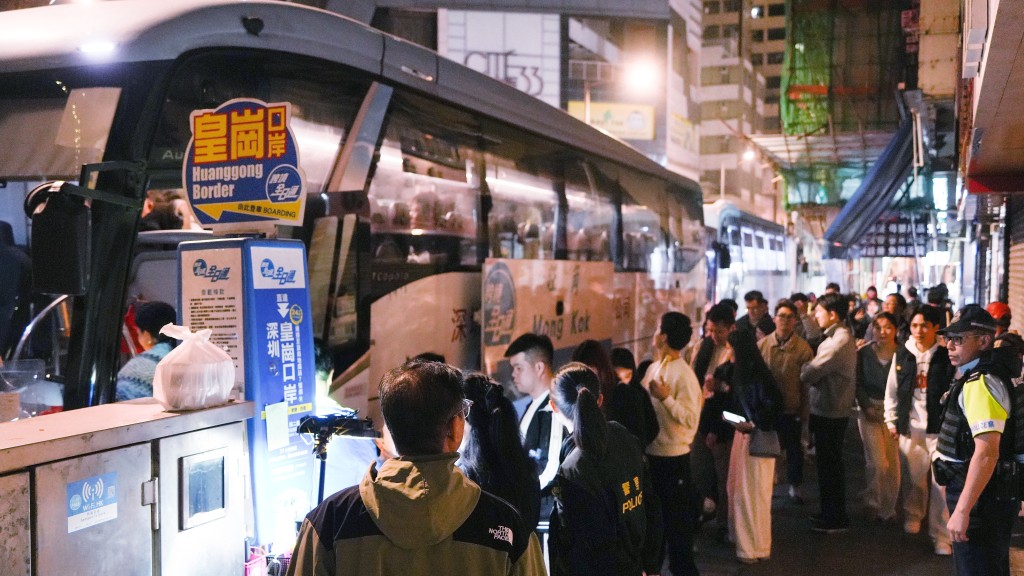 內地遊客到旺角維景酒店搭過境巴士。吳艷玲攝