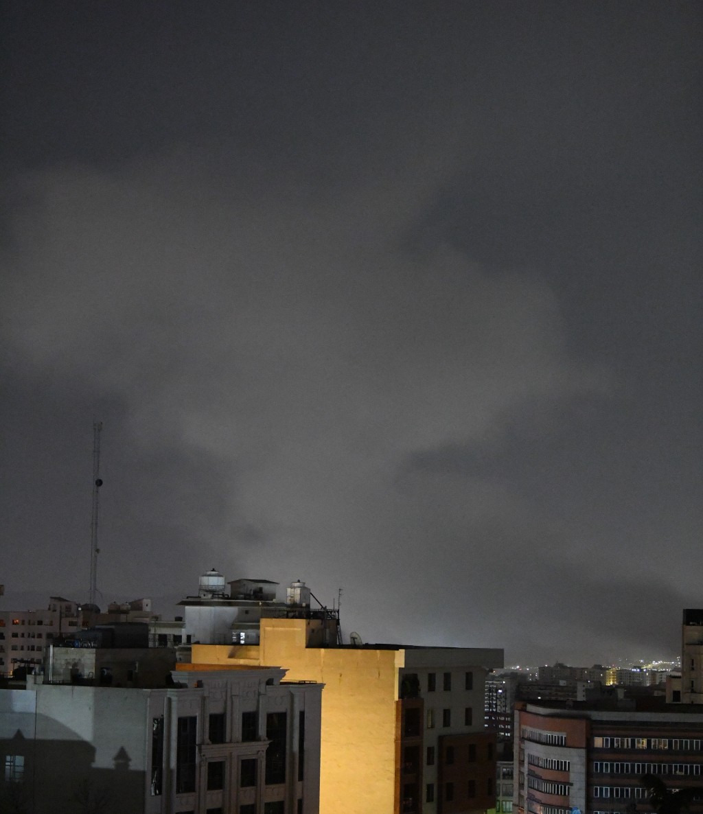 德黑兰上空冒出大量浓烟。新华社