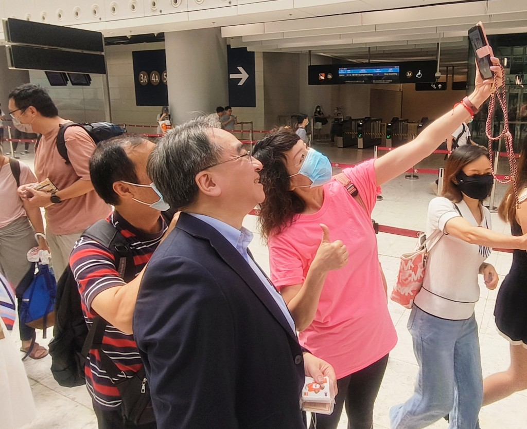 港鐵公司行政總裁金澤培博士聯與市民合影。（MTR圖片）
